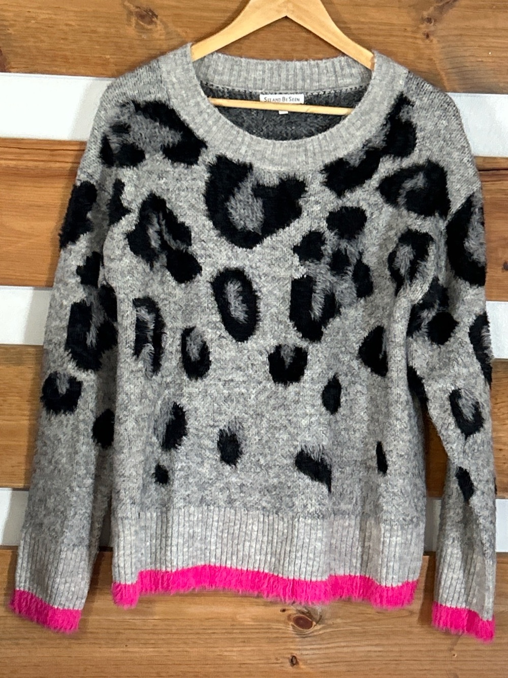 See and Be Seen Gray Animal Print Cozy Sweater w/Pink Trim Crew Neck Women's L